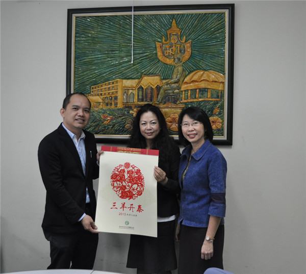 朱院长向Pattara副校长赠送中国新年挂历