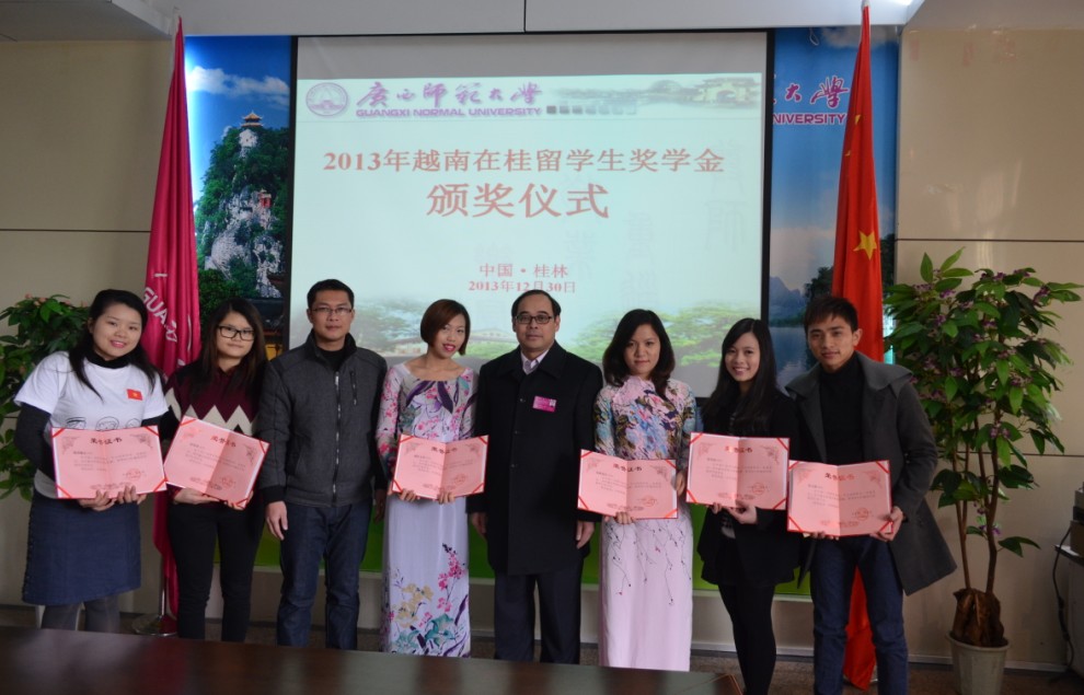 颁奖仪式结束后,师生合影留念