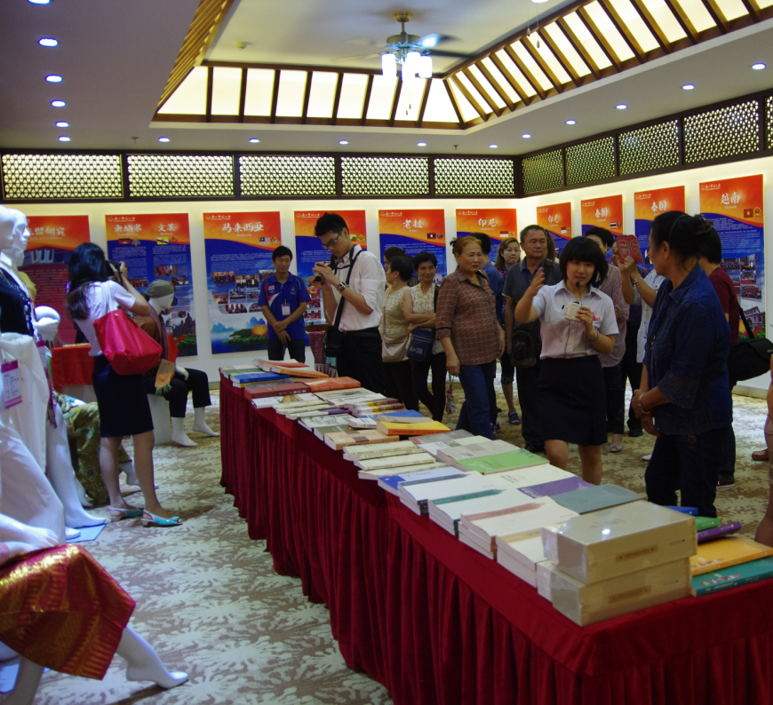 留学生家长们参观学校“走进东盟——广西师范大学与东盟教育交流合作展”