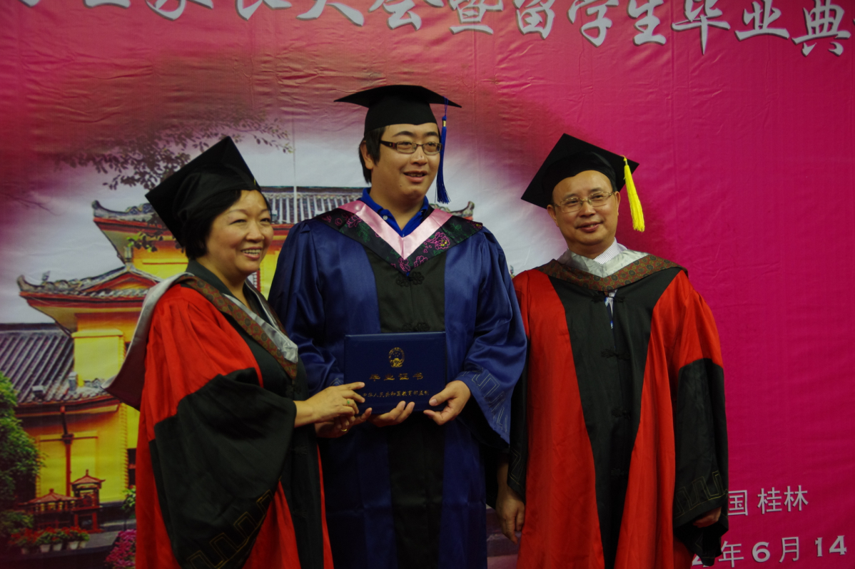 王枬书记与蔡昌卓副校长为毕业生颁发毕业证书