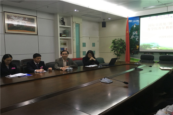 学校人事处陈云翔副处长在作报告