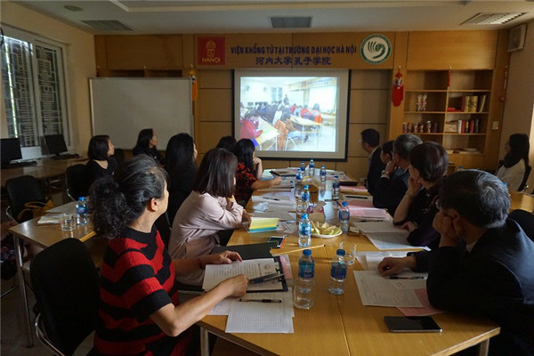 3.理事会成员观看2018年孔院工作汇报视频_副本.jpg