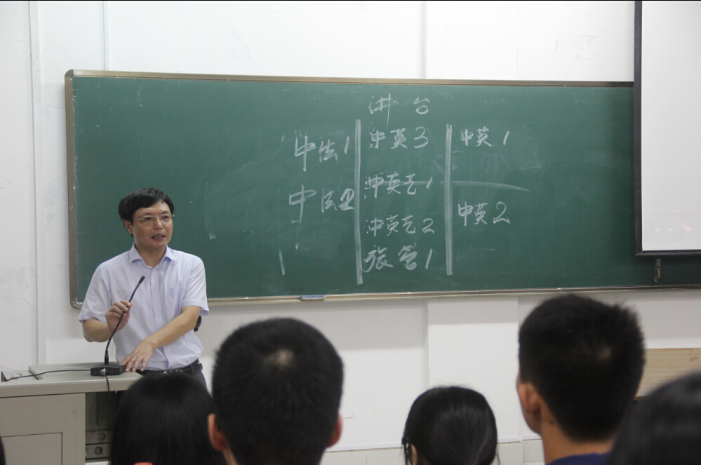 李副校长在新生见面会上发表讲话