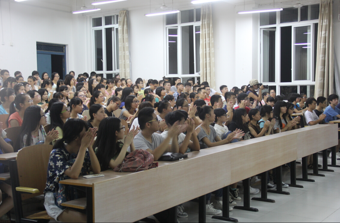 学生们聆听副校长讲话