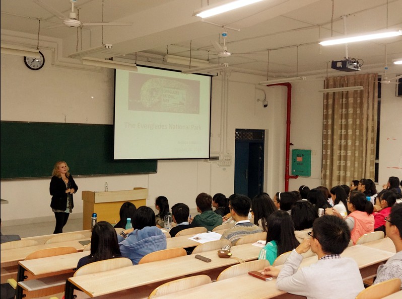 同学们全神贯注地听讲