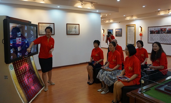 朱晓媚院长与汉办代表处孙玲代表观摩汉语远程教育体验中心