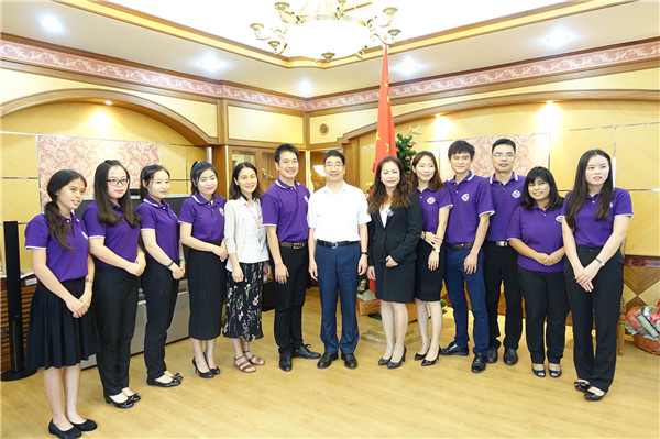 修改图在国旗下合影留念.jpg