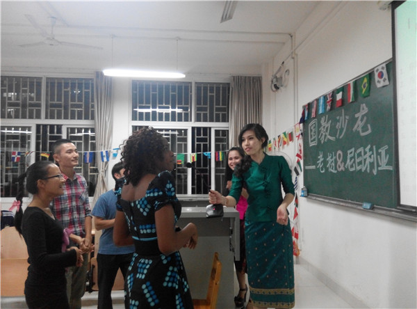 中外学生在“国交沙龙”活动中积极参与游戏环节