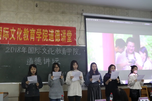 2、独秀五洲艺术团的同学们正带领大家朗诵校歌.jpg