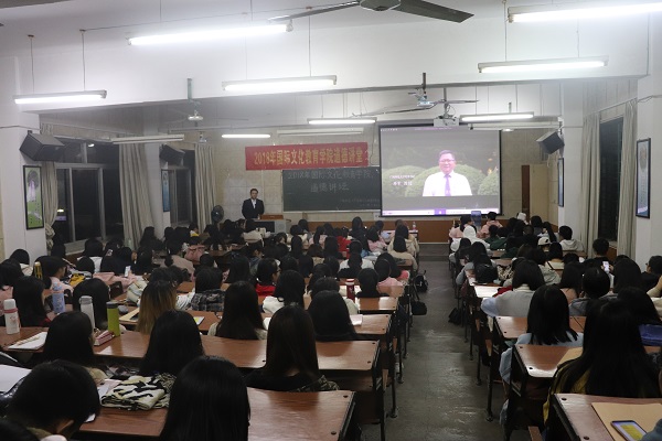 5、同学们集体学习邓军书记给18届毕业生寄语.jpg