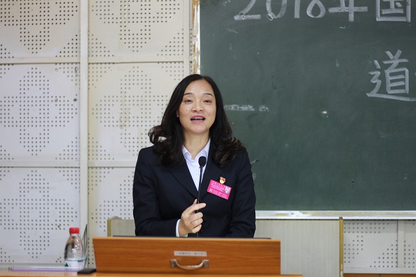 4、刘月娥老师正在给同学们做演讲.jpg