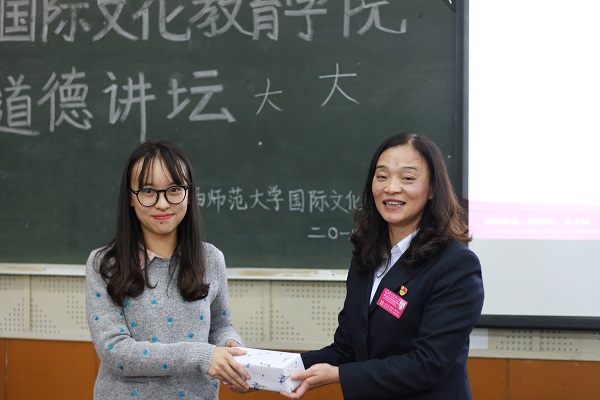6、学生代表向刘月娥老师赠礼.jpg