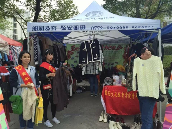 热情招客的志愿者们