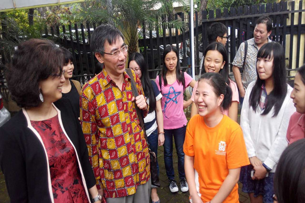 与在印尼留学的中国学生交谈