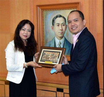 朱院长与Pattara博士交换礼品