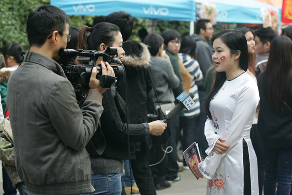 越南留学生接受桂林电视台记者采访