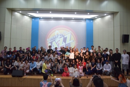演出嘉宾与观众合影留念