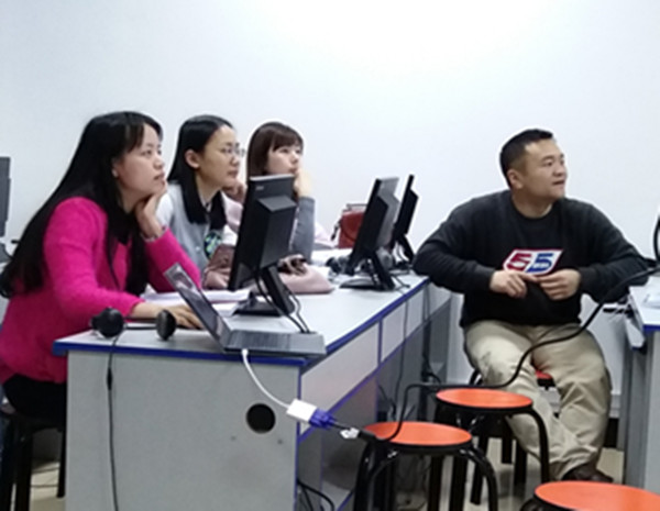 参训教师认真聆听