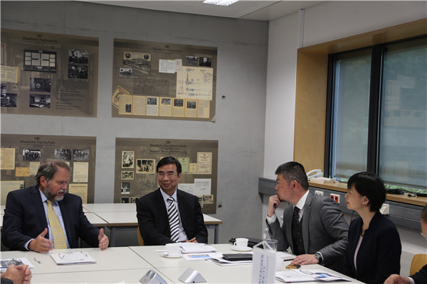 梁宏校长与德国施马尔卡登应用科技大学校长愉快交谈.jpg