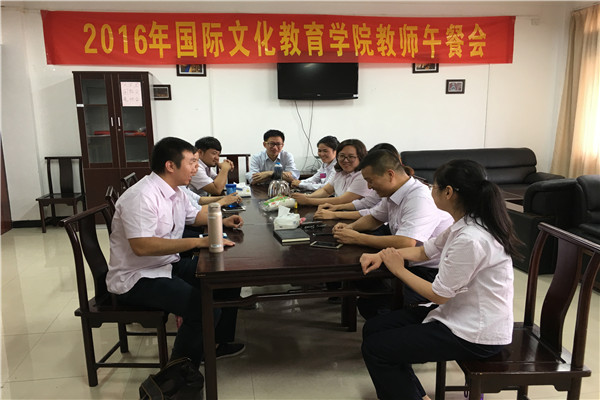 教师午餐会工作交流现场.jpg