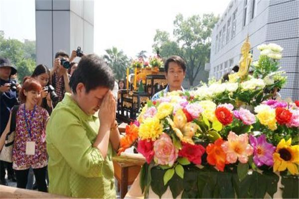泰国驻南宁总领事馆代总领事林玉环进行浴佛仪式
