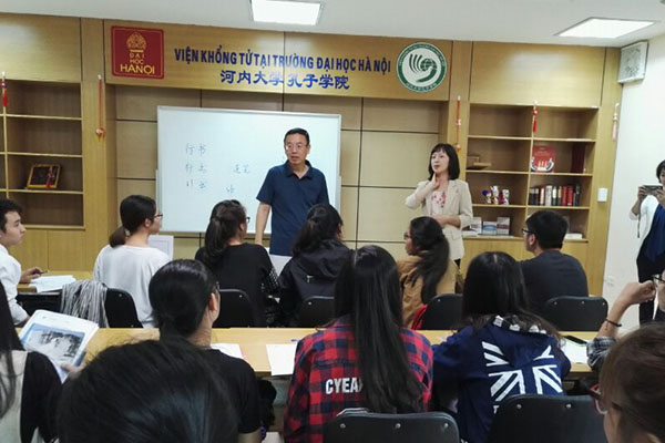 _0000_《焦点访谈》栏目组深入越南河内大学孔子学院课堂拍摄.jpg