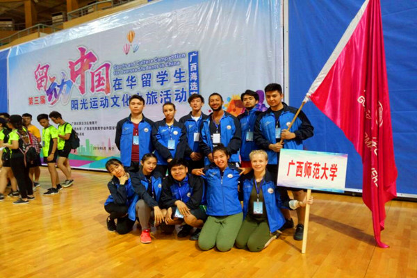 2-我校中外学生代表队参加开幕式后合影留念.jpg