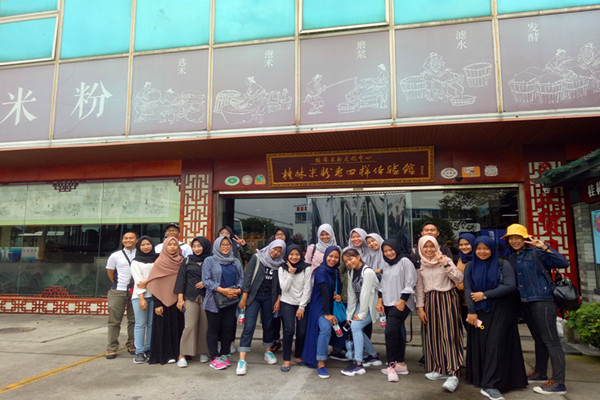7-组织营员们到桂林米粉文化中心参观和体验.jpg