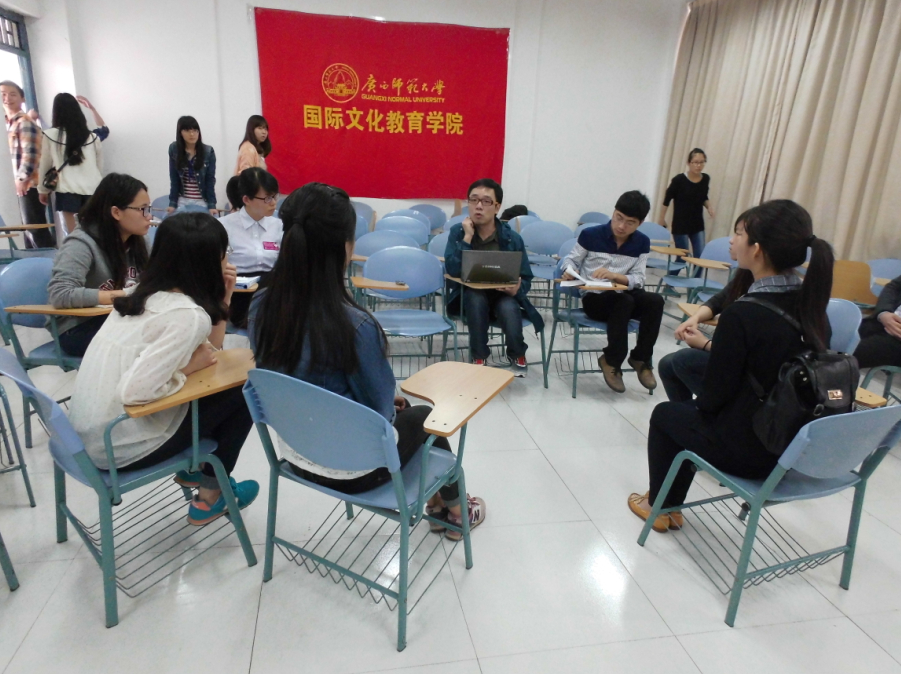 会后中国青年报记者谢阳采访何悄林所在班级师生