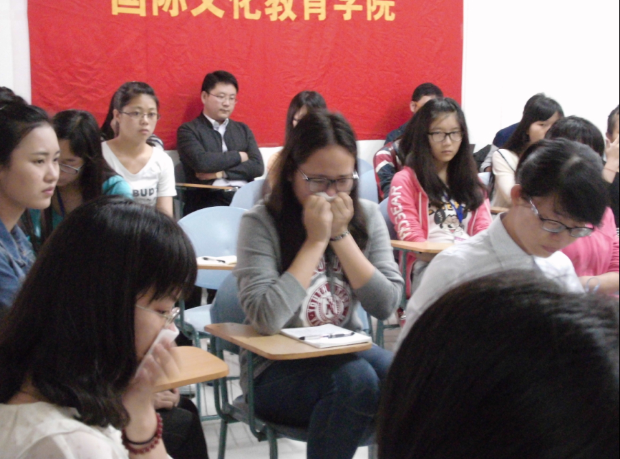 缅怀何俏林时同学们不禁流下热泪