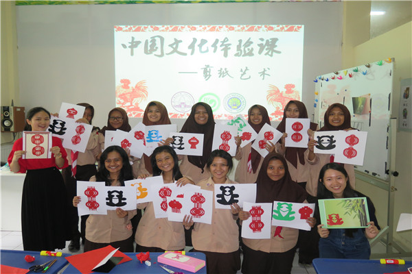 9.教师与学生合影留念.jpg