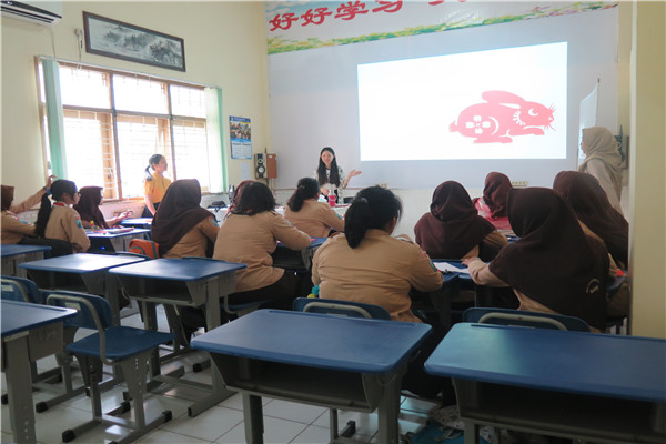 2.教师介绍民间剪纸作品.jpg