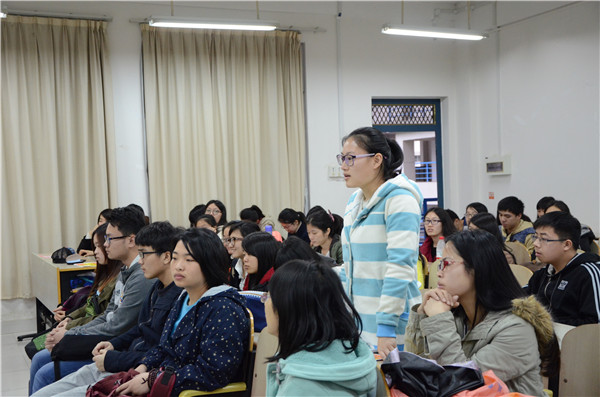 与会的同学们在交流环节发言