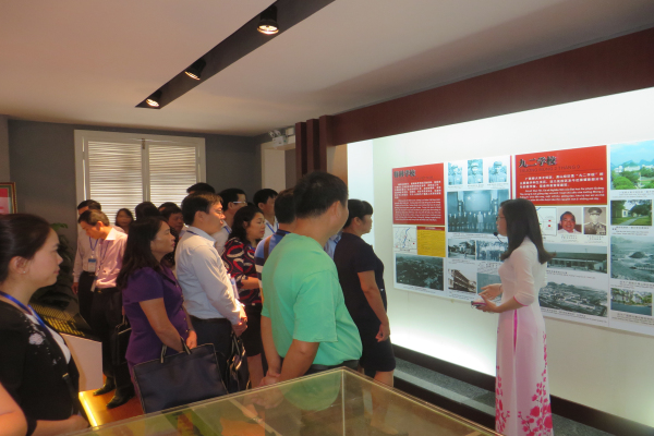 2-客人在参观越南学校纪念馆展厅.jpg