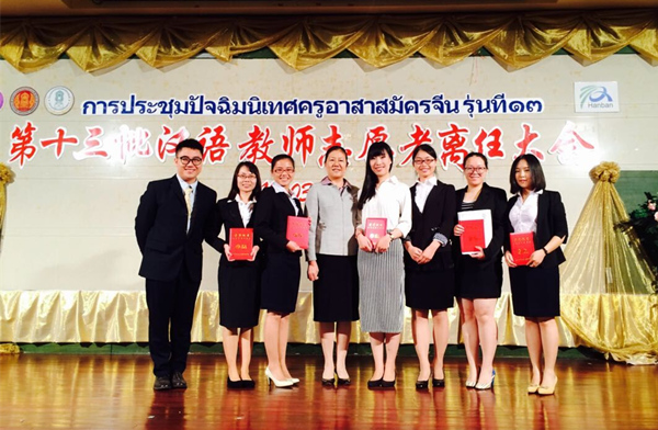 宋大孔院志愿者与孙玲博士在离任会上合影