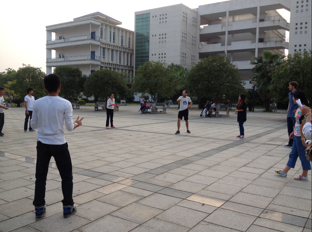 同学们组队参与飞盘体验课