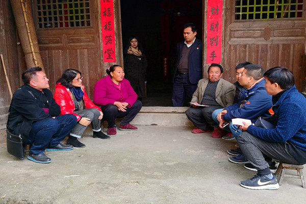 3-党员干部与贫困户主人亲切交谈.jpg