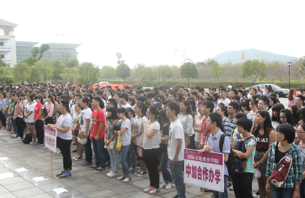 同学们认真聆听发言
