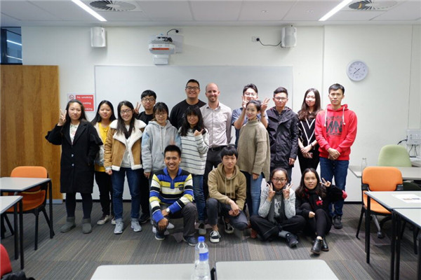 2.学生与老师合影.jpg 2.学生与老师合影.jpg