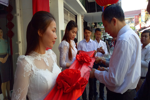 3-我校党委副书记旷永青在揭牌仪式上剪彩.jpg