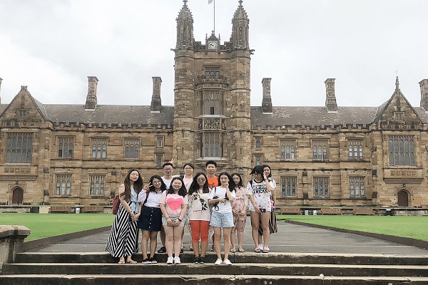 3、师生们参观悉尼大学.jpg