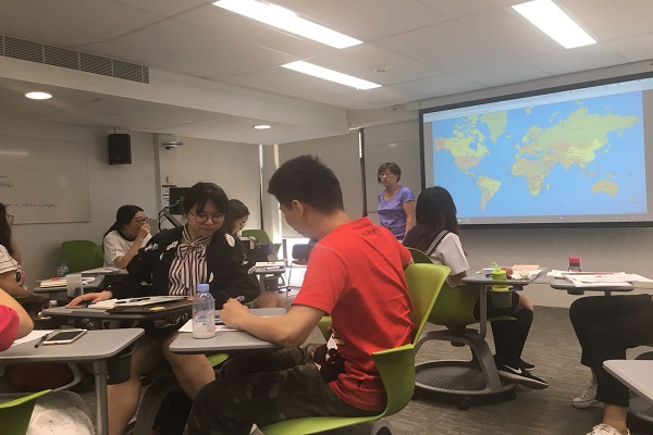 1、课上积极讨论的学生们.jpg