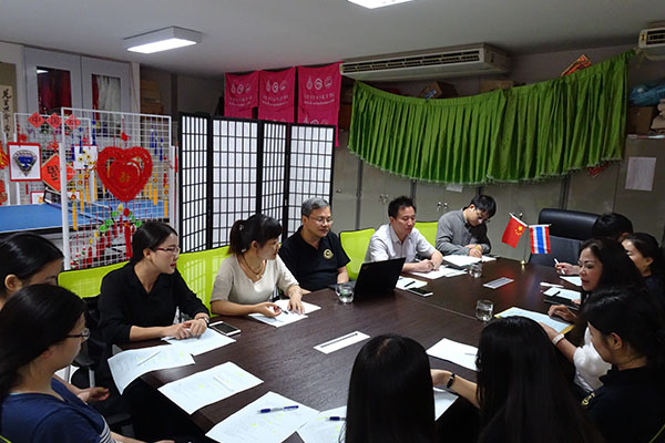 苏桂发副校长与宋卡王子大学孔子学院教师和志愿者座谈.jpg