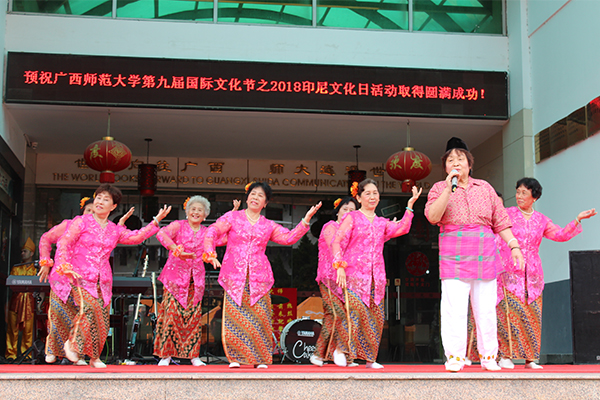 未标题-1_0004_2.印尼在华侨表演印尼传统舞蹈.jpg