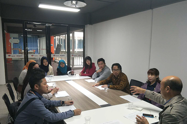 未标题-1_0001_公司主要负责人与我校印尼学生座谈.jpg