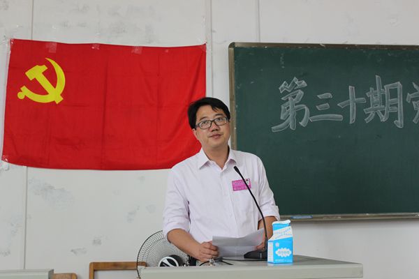 国际文化教育学院党委周飞副书记在开班仪式上致辞