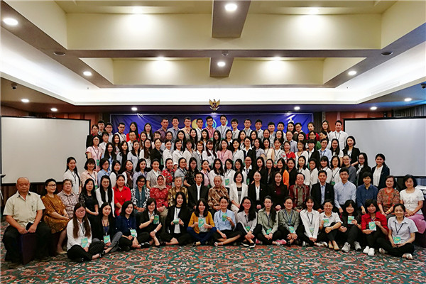 9.与会人员合影.jpg