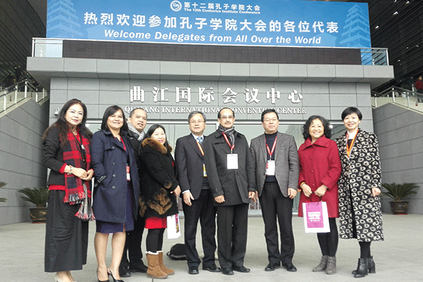 _0001_1贺祖斌校长与泰国和越南孔子学院理事会成员合影.png