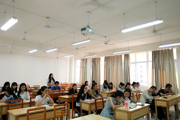 2同学们在民主生活会上发言.jpg