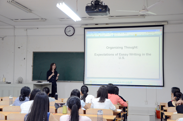 Kimberly DeFazio博士在给学生们上课
